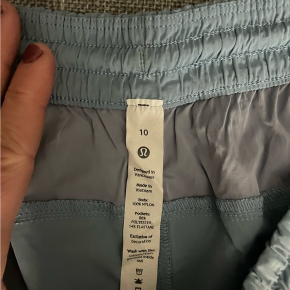 Lululemon sz 10 shorts - Picture 2 of 3